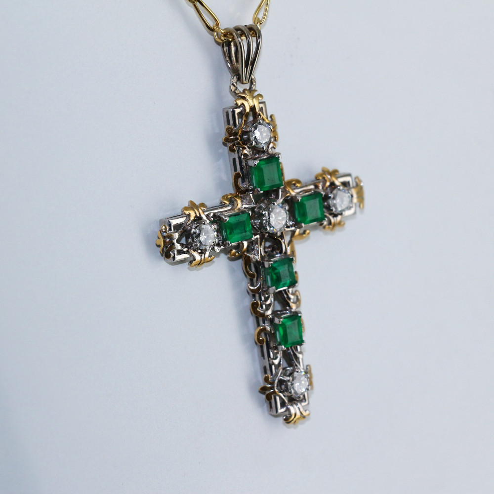 Pendentif croix émeraudes et diamants