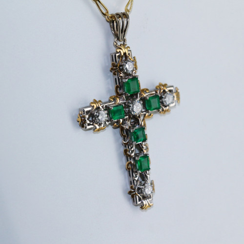 Pendentif croix émeraudes et diamants