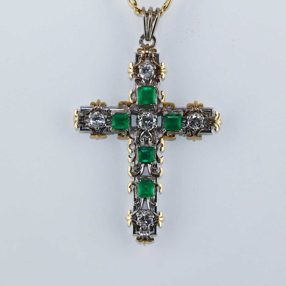 Pendentif croix émeraudes et diamants