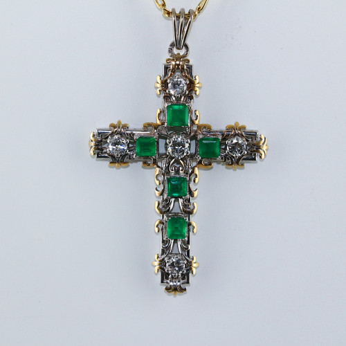Pendentif croix émeraudes et diamants