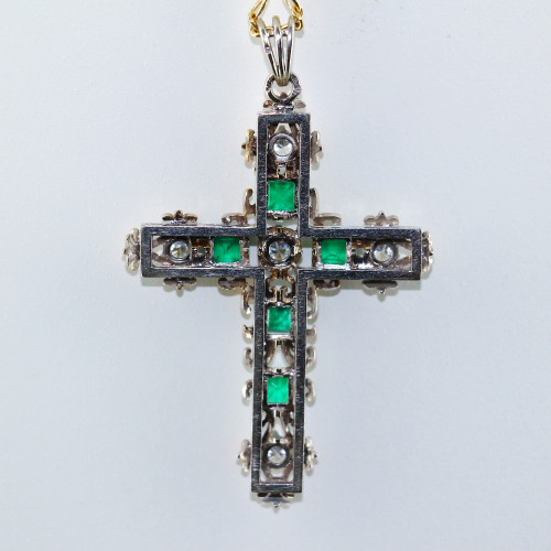 Pendentif croix émeraudes et diamants