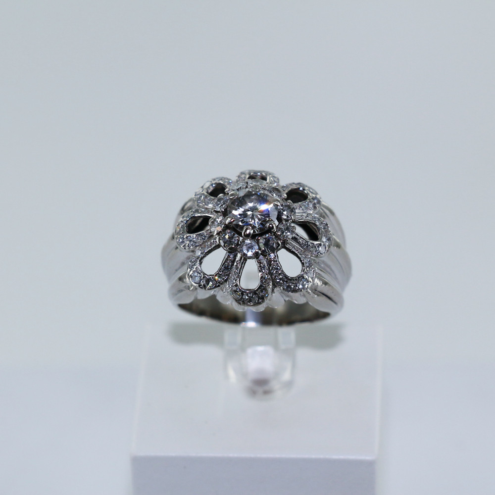 Bague "fleur" en platine et diamants