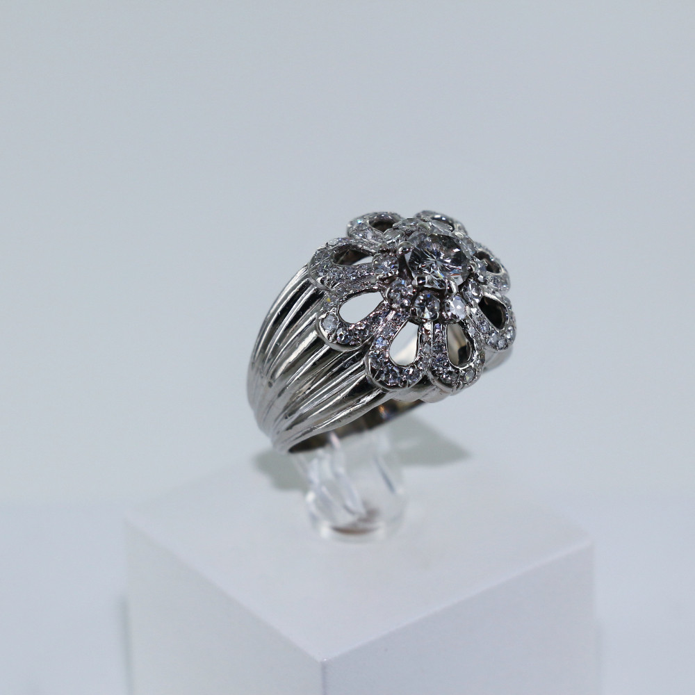 Bague "fleur" en platine et diamants