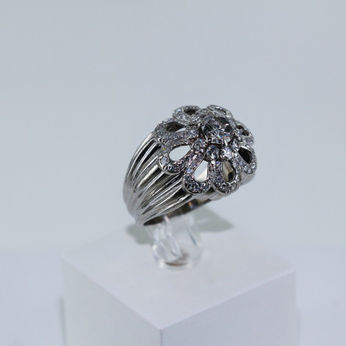 Bague "fleur" en platine et diamants