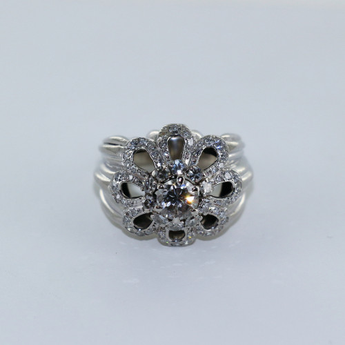 Bague "fleur" en platine et diamants