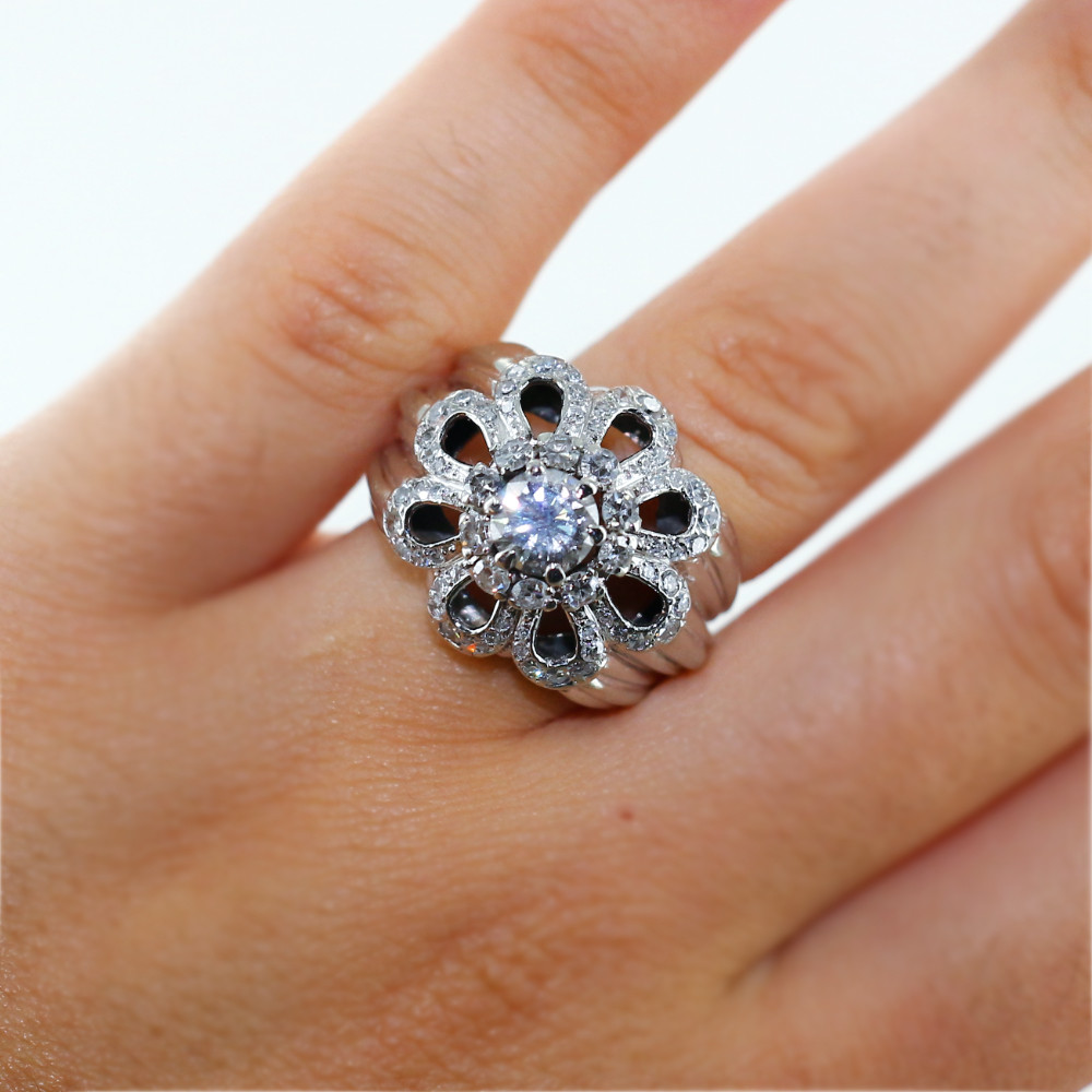 Bague "fleur" en platine et diamants