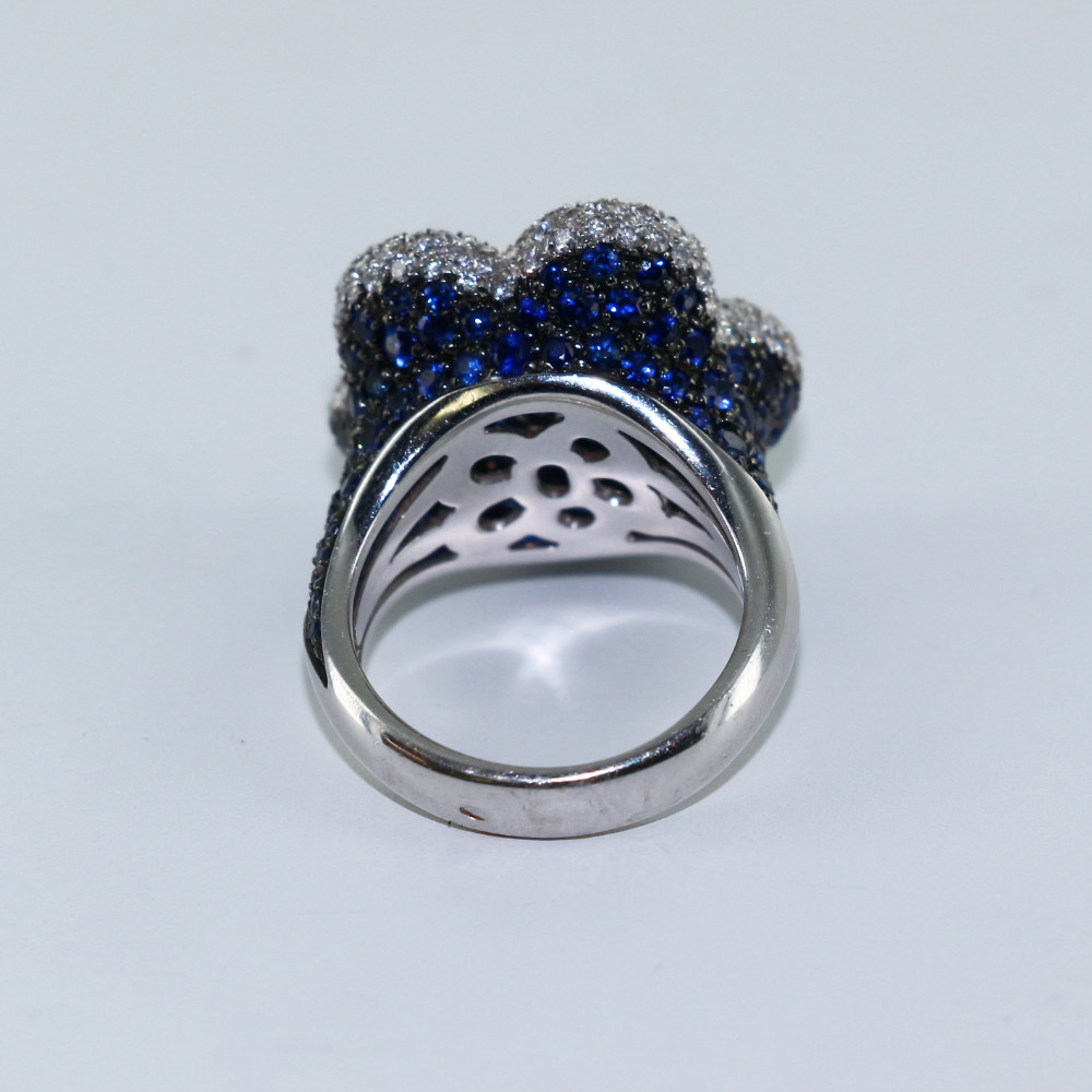 Bague "fleur" saphirs et diamants