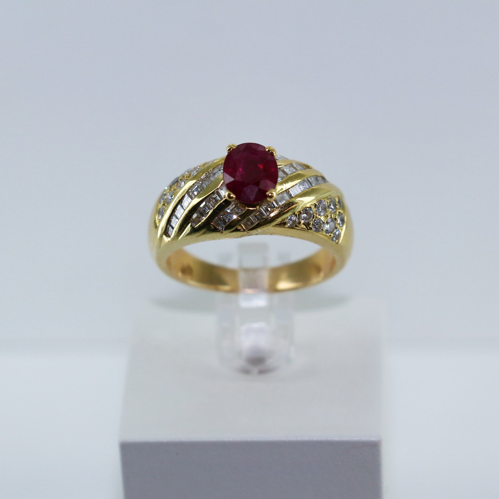 Bague torsadée rubis et diamants