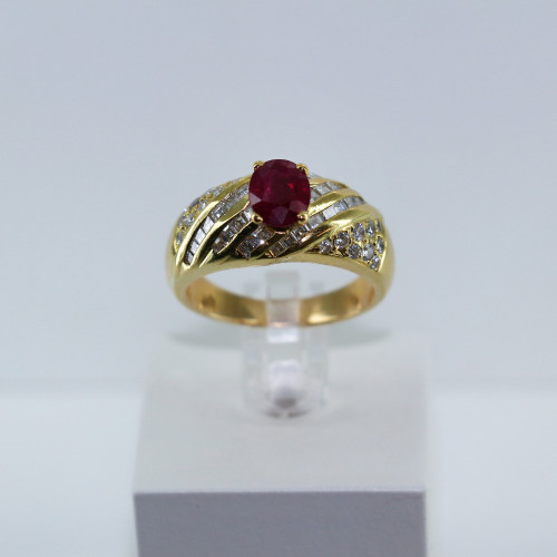 Bague torsadée rubis et diamants