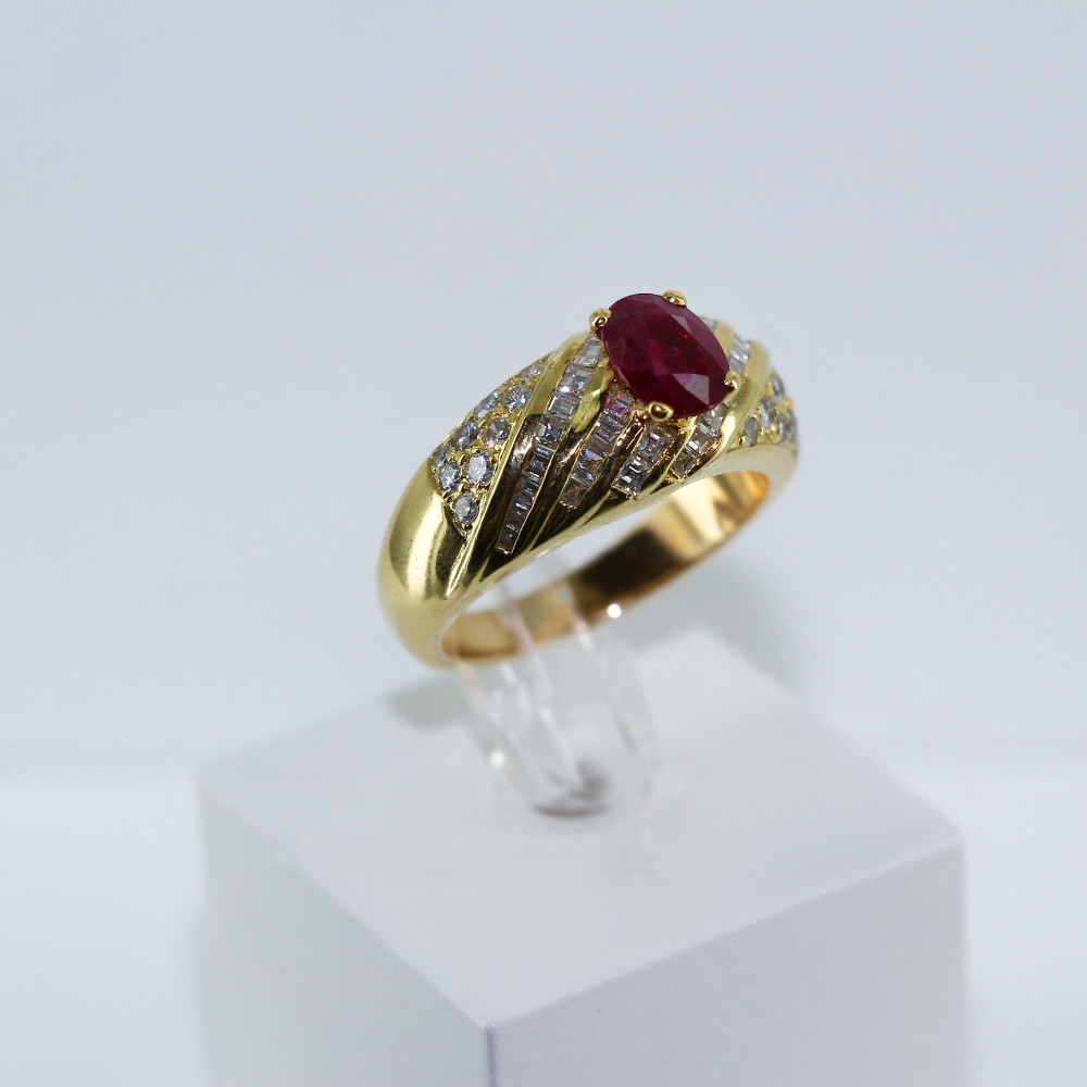 Bague torsadée rubis et diamants