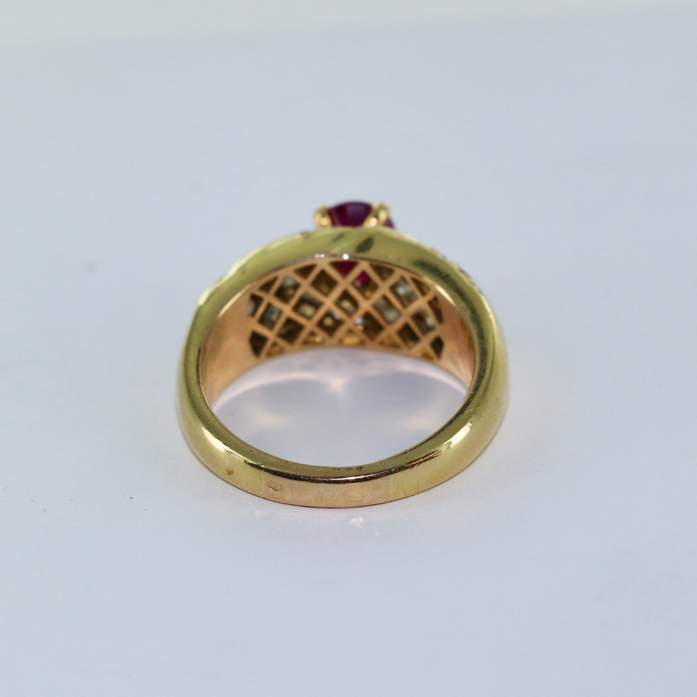 Bague torsadée rubis et diamants