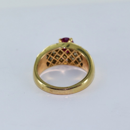 Bague torsadée rubis et diamants