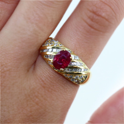 Bague torsadée rubis et diamants