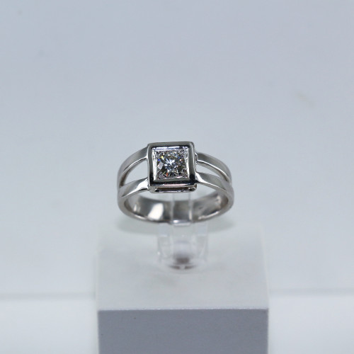 Bague diamant carrée