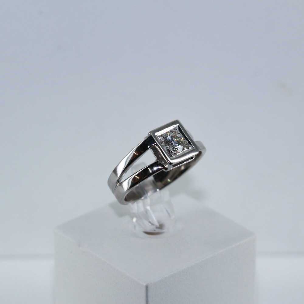 Bague diamant carrée