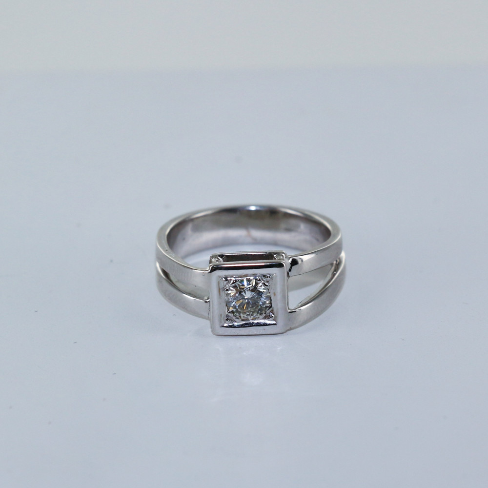 Bague diamant carrée