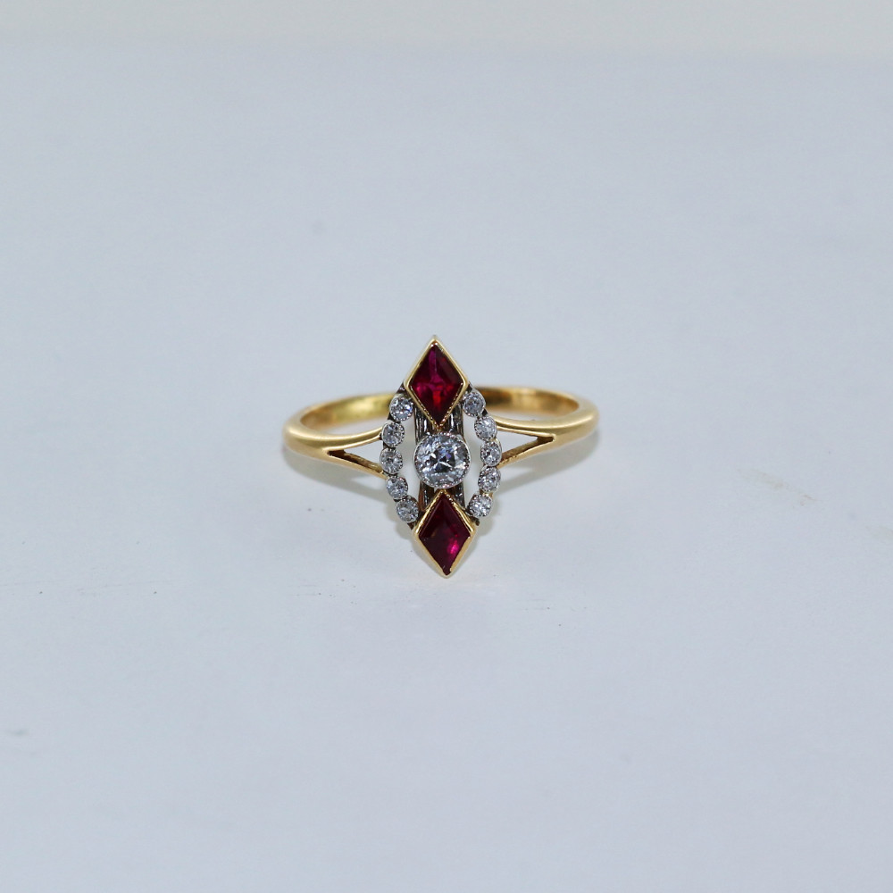 Bague marquise diamants et rubis