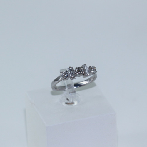 Bague fine diamants ronds et baguettes