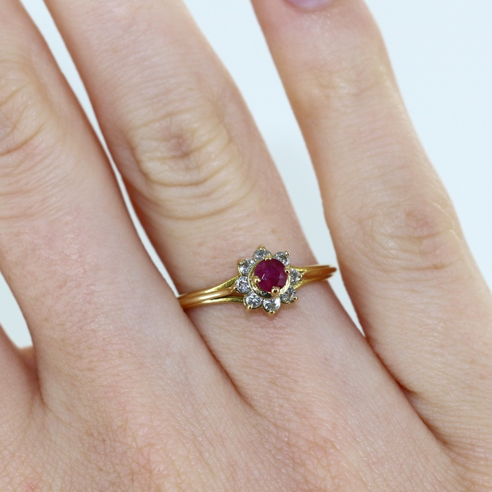 Bague petite fleur en diamant et rubis