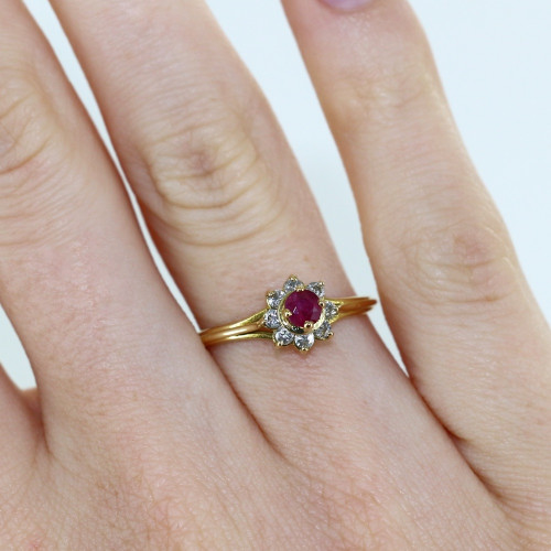 Bague petite fleur en diamant et rubis